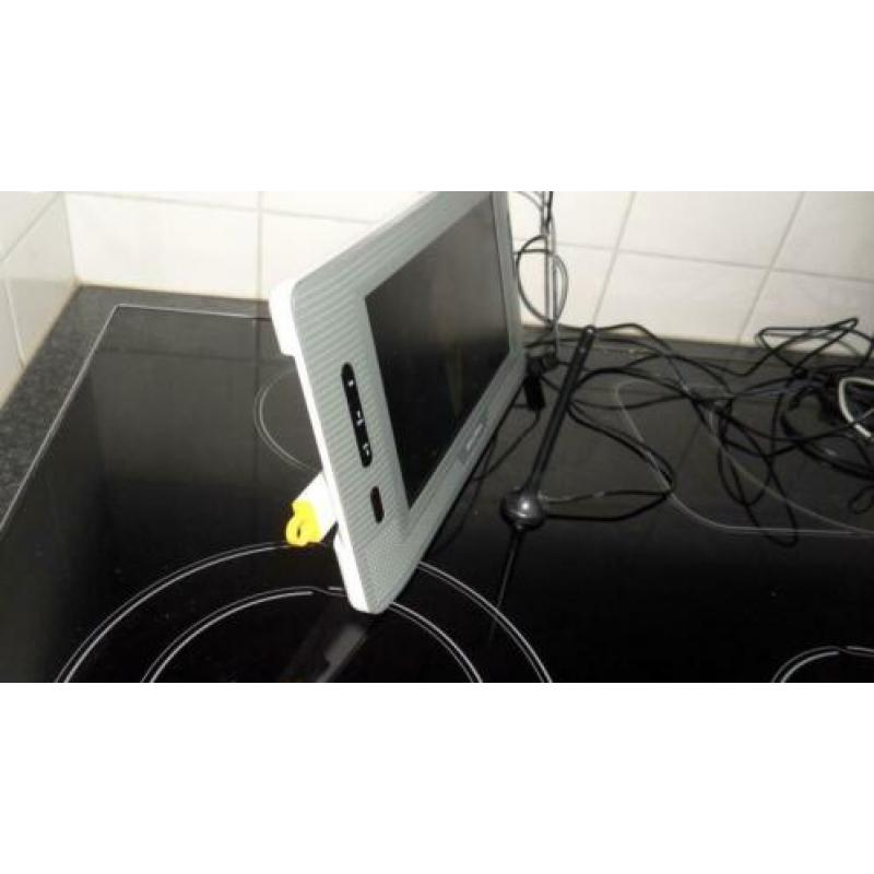 L.C.D. TV SALORA met USB / Radio Kan je films afspelen.