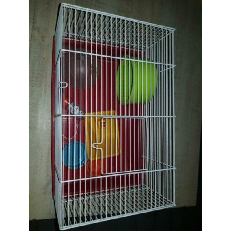 Hamster kooi met toebehoren spullen.