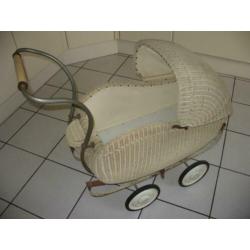 antieke poppenwagen