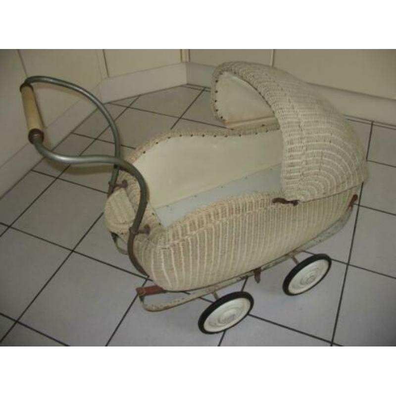antieke poppenwagen