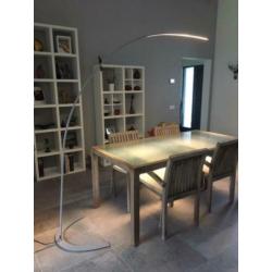 Vloerlamp boogvorm, als er geen lichtpunt boven de tafel is