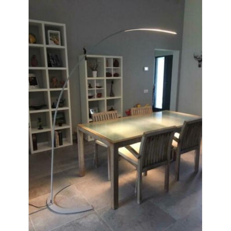 Vloerlamp boogvorm, als er geen lichtpunt boven de tafel is