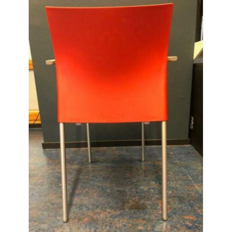 Rode designstoelen met en zonder armleuning, totaal 20 stuks