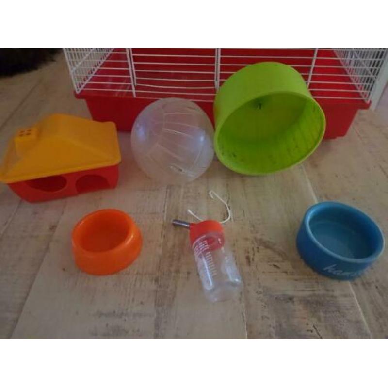 Hamster kooi met toebehoren spullen.