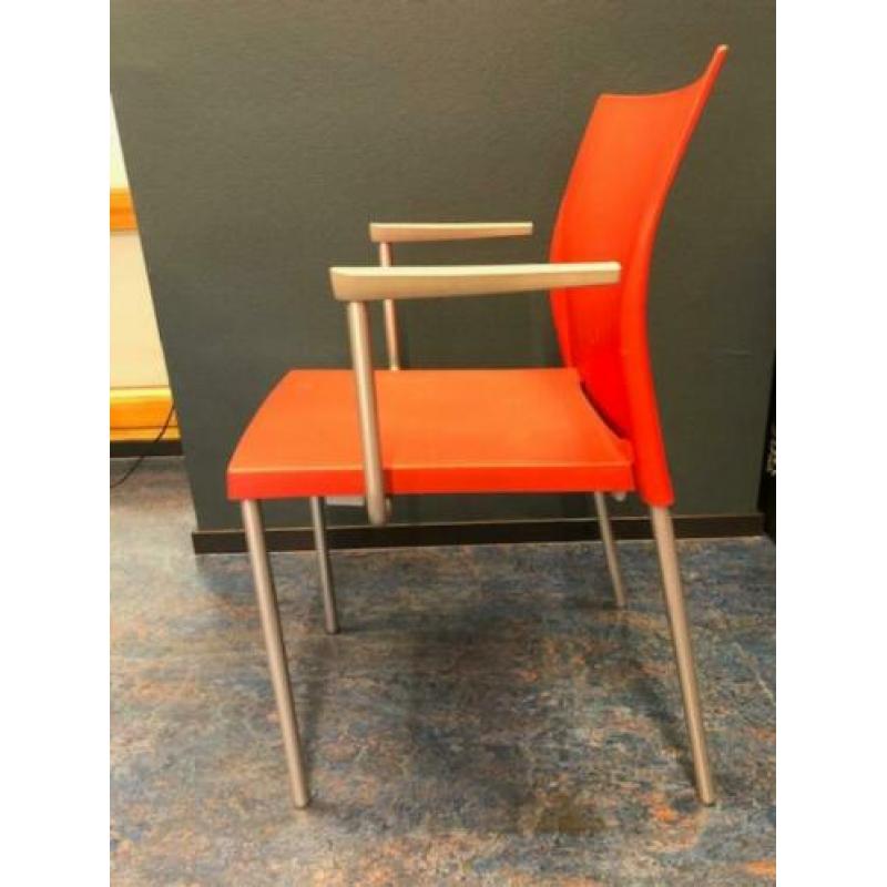 Rode designstoelen met en zonder armleuning, totaal 20 stuks