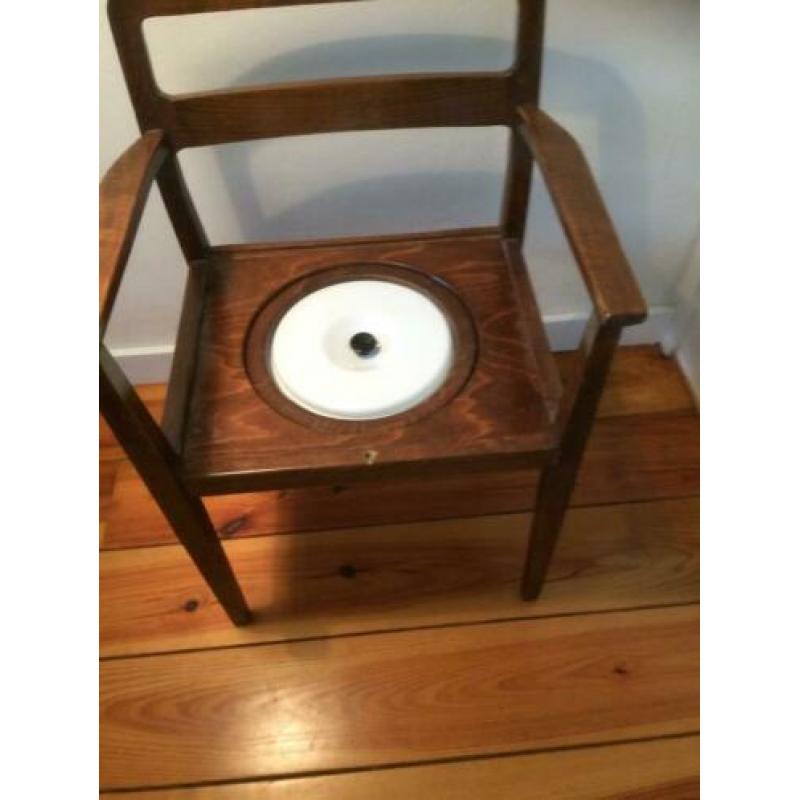 oude stoel met po
