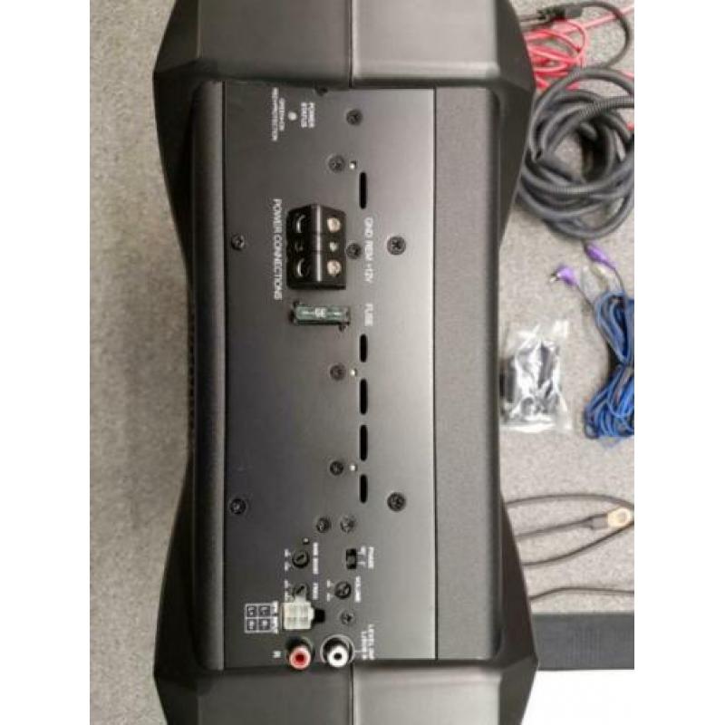 Subwoofer set in actieve behuizing