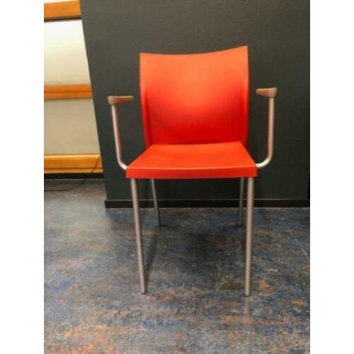Rode designstoelen met en zonder armleuning, totaal 20 stuks