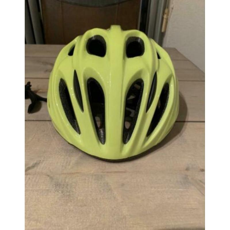 Aangeboden nieuwe racehelm, fietscomputer en tijdschriften