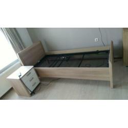 Licht eiken bed incl nachtkastje