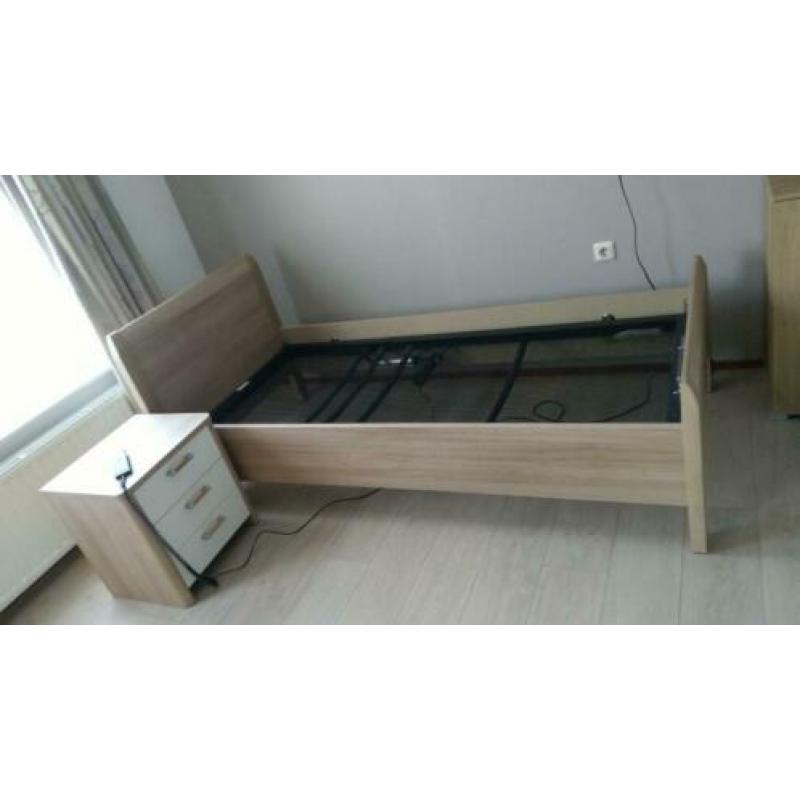 Licht eiken bed incl nachtkastje