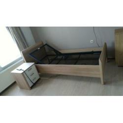 Licht eiken bed incl nachtkastje