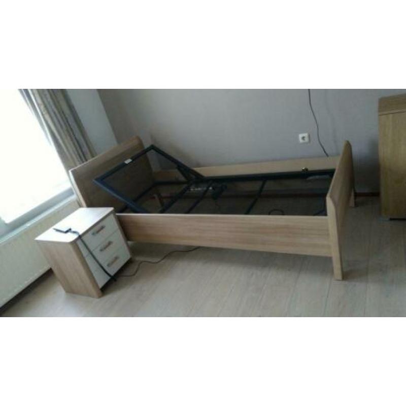Licht eiken bed incl nachtkastje