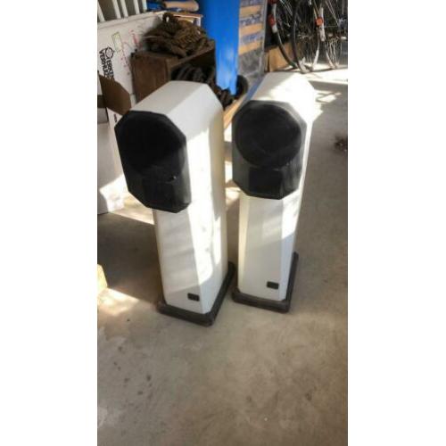 Betonnen speakers, super geluid! merk: Rauna of Sweden