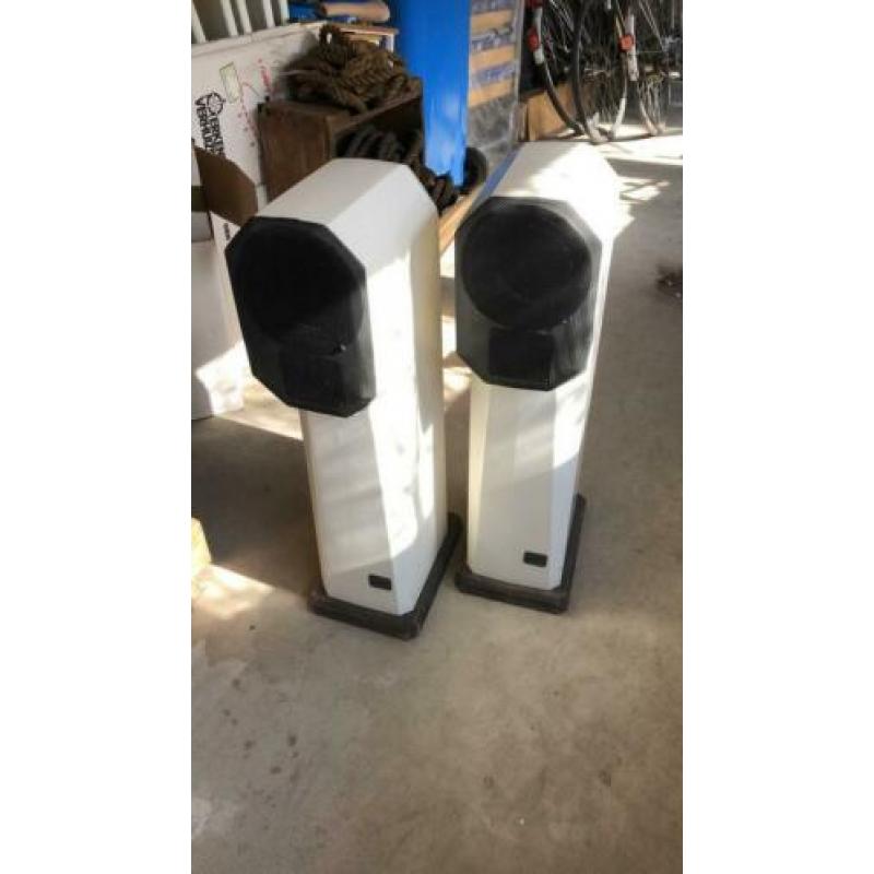 Betonnen speakers, super geluid! merk: Rauna of Sweden
