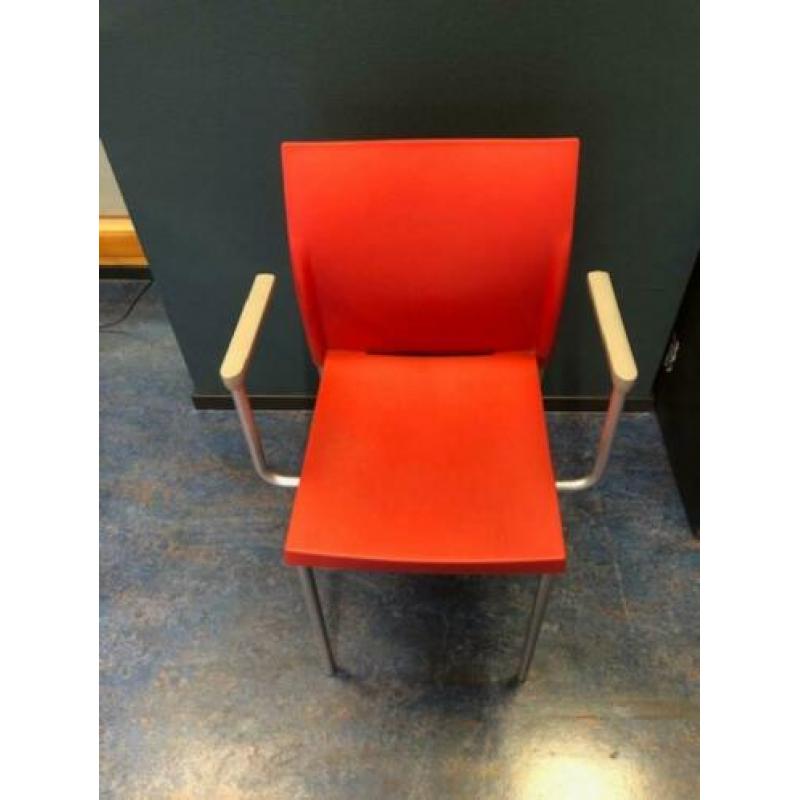 Rode designstoelen met en zonder armleuning, totaal 20 stuks