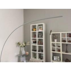 Vloerlamp boogvorm, als er geen lichtpunt boven de tafel is