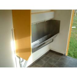 Nette toiletwagen te huur voor tuinfeest of partijtjes.