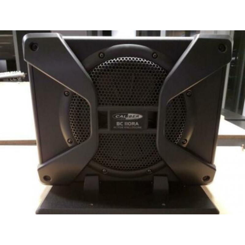 Subwoofer set in actieve behuizing