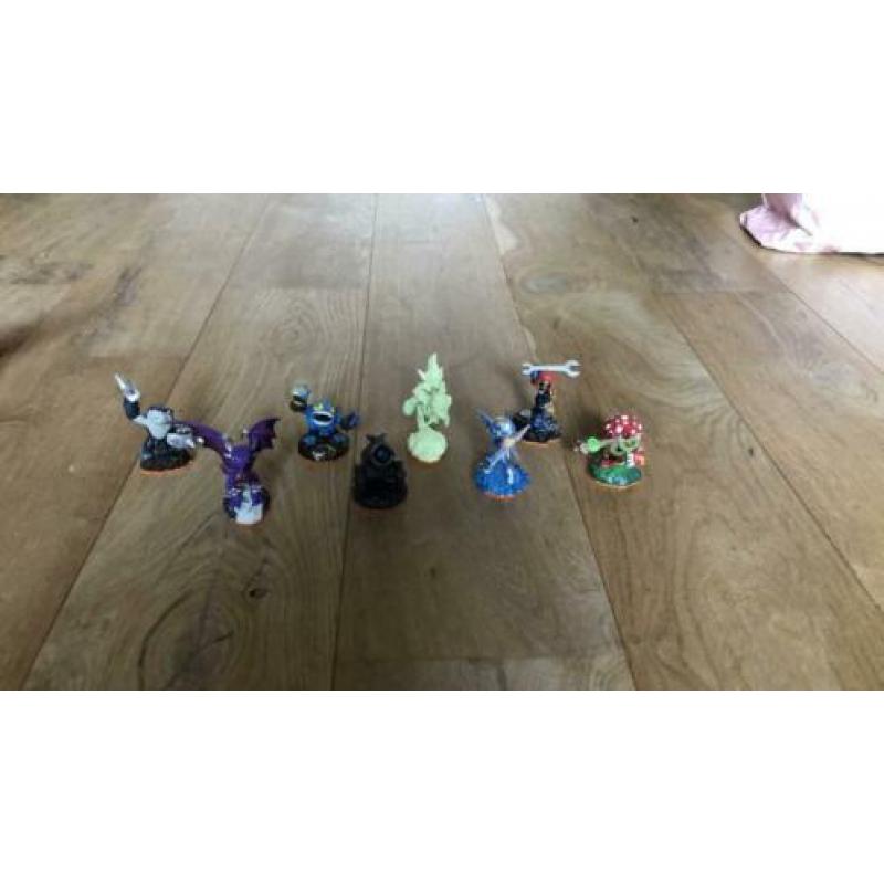 Skylanders Giants spel+portaal met skylanders erbij.
