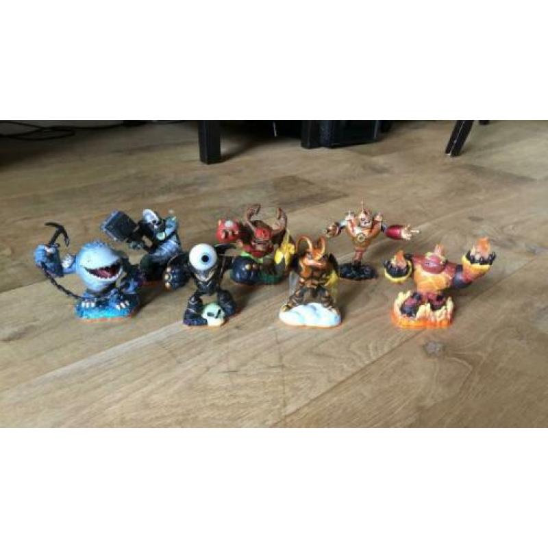 Skylanders Giants spel+portaal met skylanders erbij.