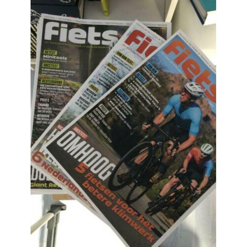 Aangeboden nieuwe racehelm, fietscomputer en tijdschriften