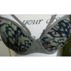 SAPPH BH maat 75C + brazilian slip maat M in kakigroene tint