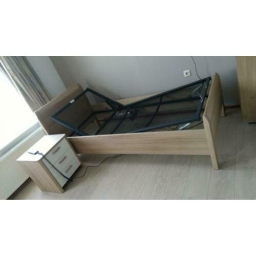 Licht eiken bed incl nachtkastje