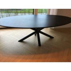 Mooie zwarte massief eiken ovalen eettafel 240cm lang