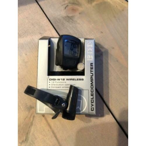 Aangeboden nieuwe racehelm, fietscomputer en tijdschriften