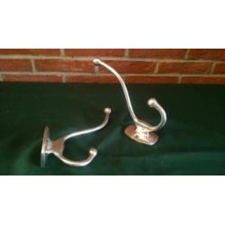 Twee oude metalen kapstokhaken