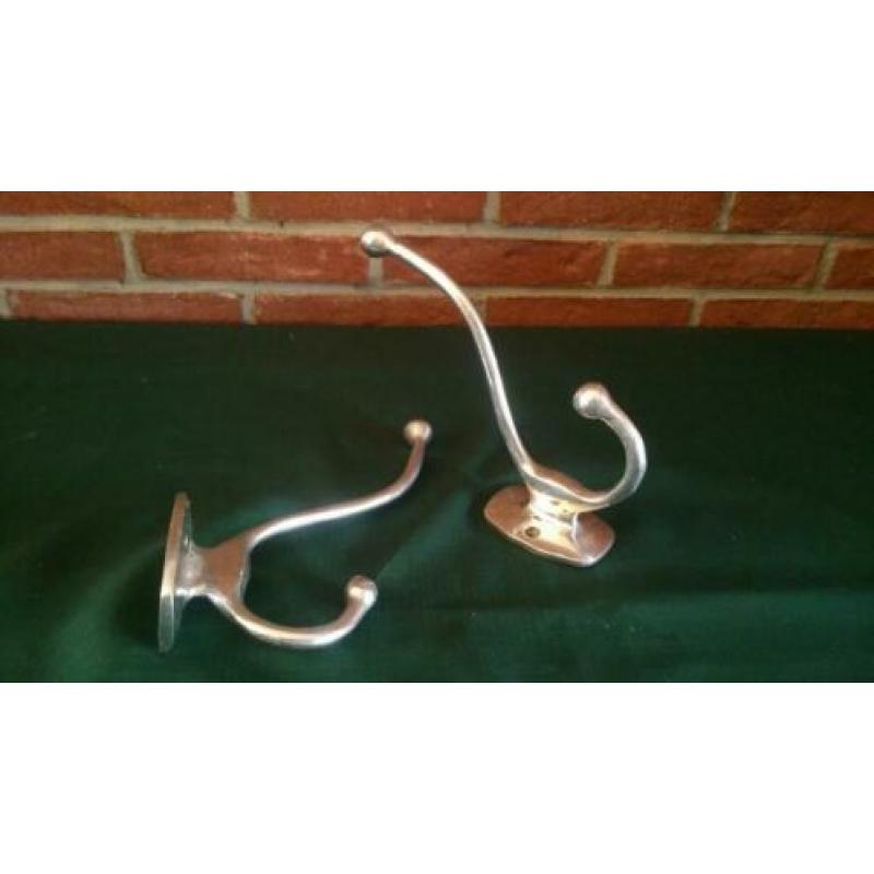 Twee oude metalen kapstokhaken