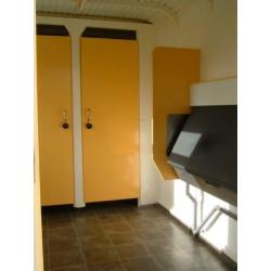 Nette toiletwagen te huur voor tuinfeest of partijtjes.