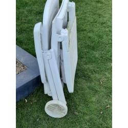 2 x Witte kunststof ligstoel