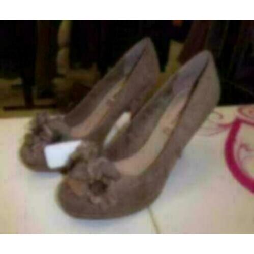 Tamaris nieuwe taupe pump met roezels voorop mt 41 nr 21070