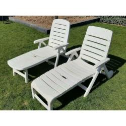 2 x Witte kunststof ligstoel