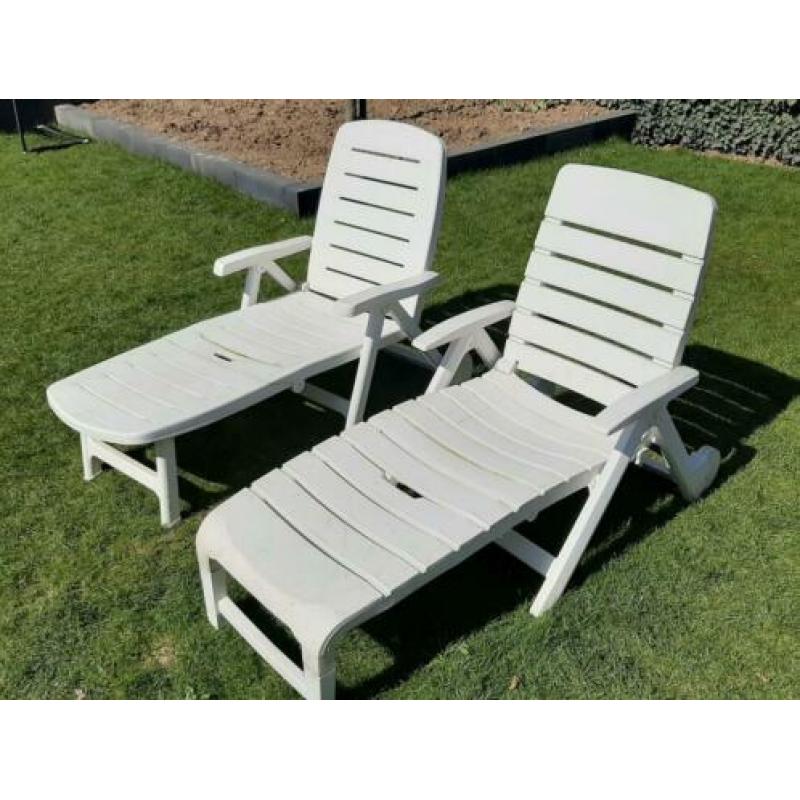 2 x Witte kunststof ligstoel