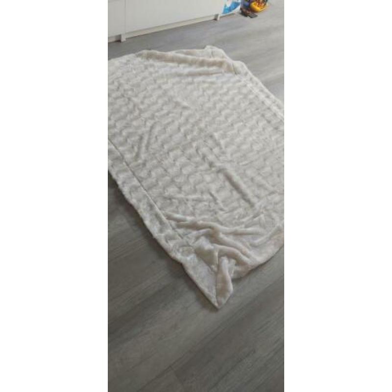 plaid kleur zacht beige 2 per stuk € 10