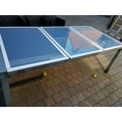 Stevige tuin tafel met matglas.