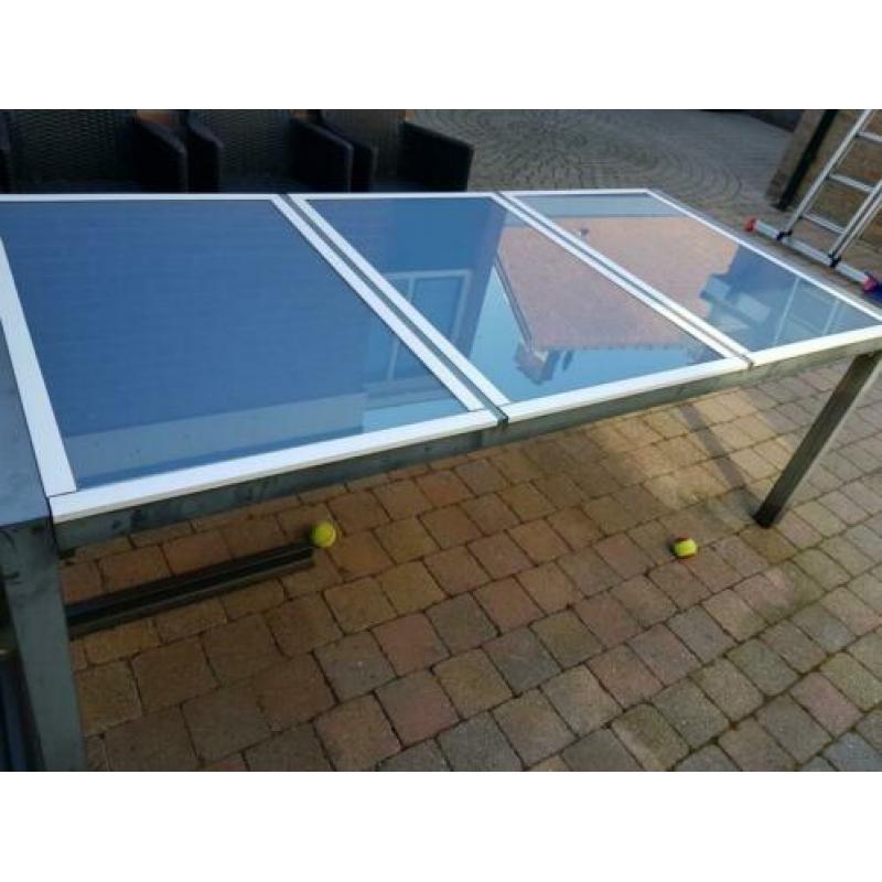 Stevige tuin tafel met matglas.