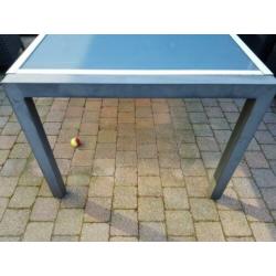 Stevige tuin tafel met matglas.