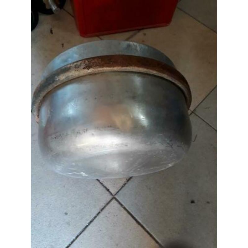 Voerbakken drie x aluminium en staal diameter 35 hoog 20 cm.