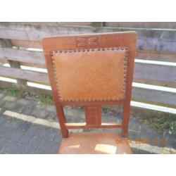 2 degelijke eetkamerstoelen