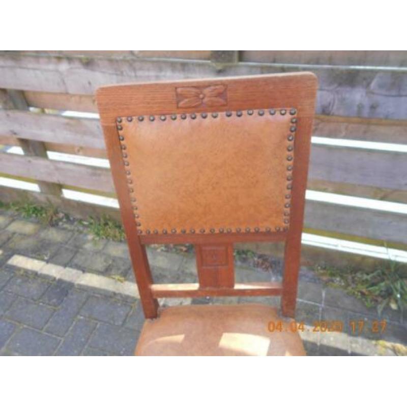 2 degelijke eetkamerstoelen