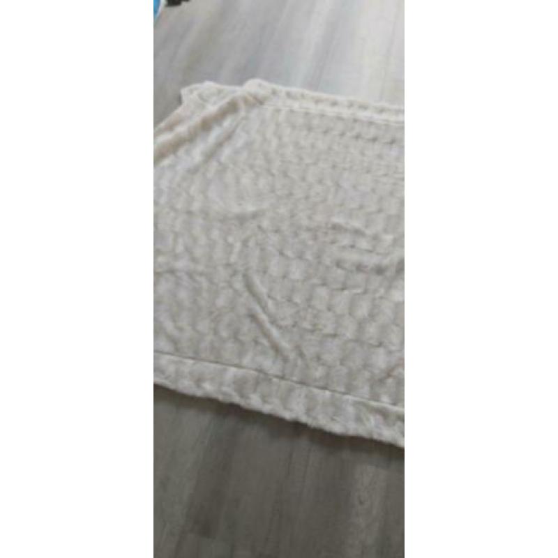 plaid kleur zacht beige 2 per stuk € 10