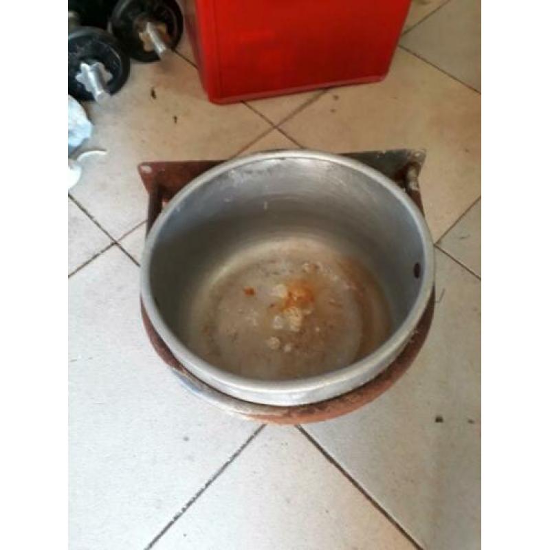 Voerbakken drie x aluminium en staal diameter 35 hoog 20 cm.