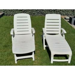2 x Witte kunststof ligstoel