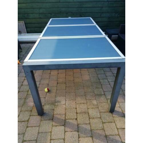 Stevige tuin tafel met matglas.