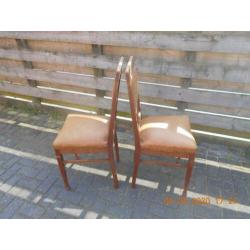 2 degelijke eetkamerstoelen