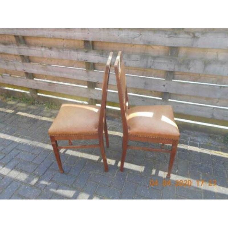 2 degelijke eetkamerstoelen